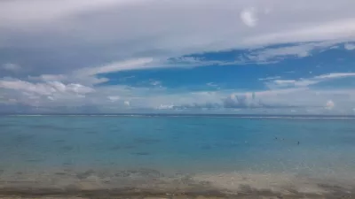 Quelles sont les meilleures plages de Tahiti? : Eau bleue transparente sur la plage de sable blanc PK18