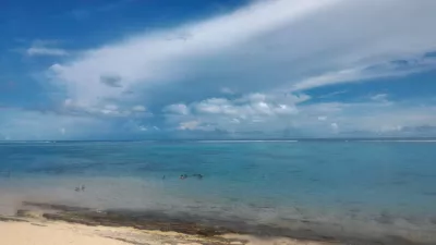 Quelles sont les meilleures plages de Tahiti? : Eau bleue transparente sur la plage de sable blanc de Vaiava