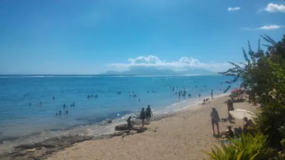 Quelles sont les meilleures plages de Tahiti? : Eau bleue transparente et vue sur Moorea depuis la plage de sable blanc de PunaAuia