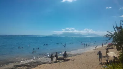 Quais são as melhores praias do Tahiti? : Linda manhã com praia de areia branca e água azul claro