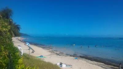 Quais são as melhores praias do Tahiti? : Dia de ocupado na melhor praia de areia branca do mundo e transparente água azul claro em PK18, Vaiava, Puna'Auia, Tahiti, Polonia francesa