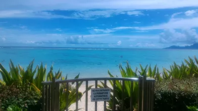 Quelles sont les meilleures plages de Tahiti? : Entrée privée sur la plage de Vaiava depuis la résidence Carlton Plage