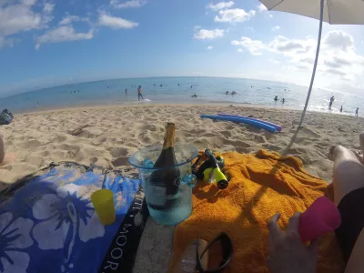 Quais são as melhores praias do Tahiti? : Brut d'ananas vinho espumante de abacaxi na praia