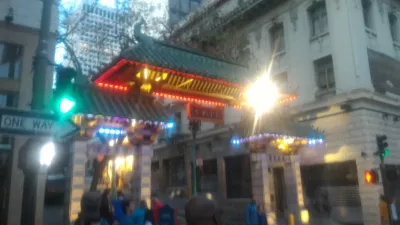 旧金山唐人街最好的中餐在哪里？ : 唐人街入口门在夜之前