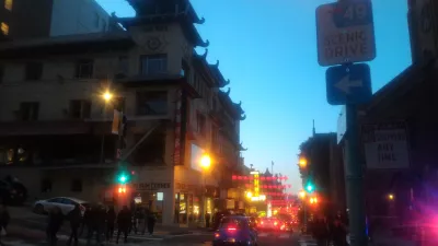 Où est la meilleure nourriture chinoise à Chinatown San Francisco? : Lanternes décorant les rues la nuit