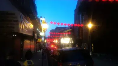 Var är den bästa kinesiska maten i Chinatown San Francisco? : Gata dekorerad med lyktor