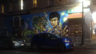 Où est la meilleure nourriture chinoise à Chinatown San Francisco? : Bruce Lee et des dragons peints sur un mur