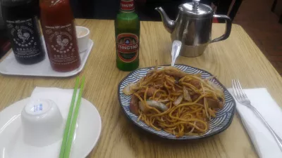 Di mana makanan Cina terbaik di Chinatown San Francisco? : Noodls goreng di restoran Grant Place, makanan Cina terbaik di San Francisco