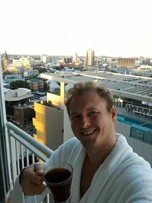 Logeren in een van de beste hotels nabij het centraal station van Brisbane, het Novotel Brisbane : Koffie met uitzicht op de stad in de ochtend