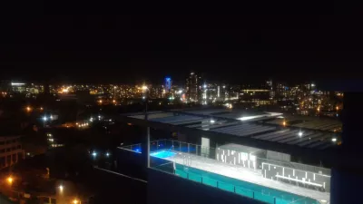 Logeren in een van de beste hotels nabij het centraal station van Brisbane, het Novotel Brisbane : Brisbane CBD 's nachts vanaf het balkon