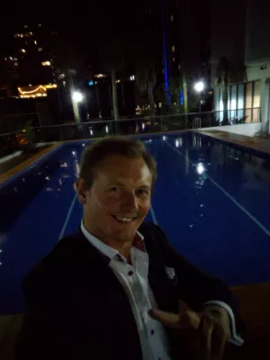 Staying at one of the best hotels near central station Brisbane, the Novotel Brisbane : In front of the swimming pool at night
