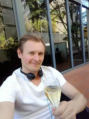 Staying at one of the best hotels near central station Brisbane, the Novotel Brisbane : Enjoying a glass of Australian sparkling wine