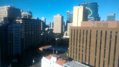 Allotjar-se en un dels millors hotels prop de l'estació central de Brisbane, el Novotel Brisbane : Vista al CDB de Brisbane des del balcó de l'hotel