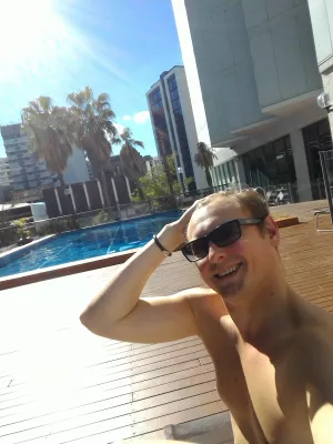 Staying at one of the best hotels near central station Brisbane, the Novotel Brisbane : After a swim under the sun