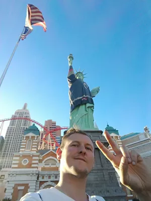 Caminando por las mejores partes del Strip de Las Vegas hasta el museo de neón : Selfie frente a la montaña rusa de Nueva York y la estatua de la Libertad