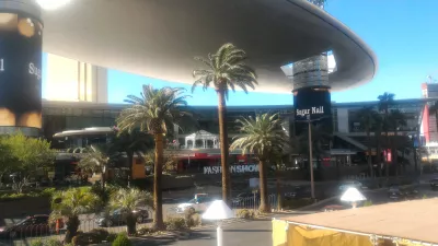 Walking on the best parts of Las Vegas strip up to the neon museum : Restaurant area