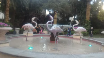 Marcher sur les meilleurs quartiers du Strip de Las Vegas jusqu'au musée des néons : Flamants roses à l'hôtel Flamingo Vegas sont en fait des statues de fontaine