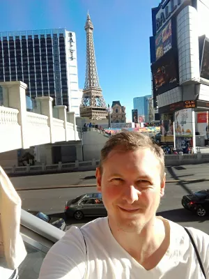 Caminando por las mejores partes del Strip de Las Vegas hasta el museo de neón : Selfie con la torre Eiffel de París en Las Vegas