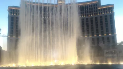 Walking on the best parts of Las Vegas strip up to the neon museum : Bellagio fountain show and water spraying around