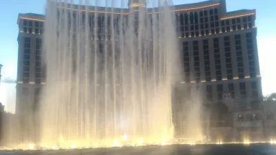 Caminando por las mejores partes del Strip de Las Vegas hasta el museo de neón : Fuente de Bellagio, espectáculo y rociado de agua.