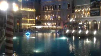 Berjalan di bagian terbaik Las Vegas menuju museum neon : Venesia dan salurannya di malam hari