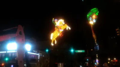 Caminando por las mejores partes del Strip de Las Vegas hasta el museo de neón : Letrero de neón vaquero en la entrada de la calle Fremont.