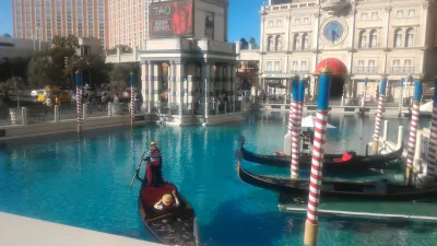 Marcher sur les meilleurs quartiers du Strip de Las Vegas jusqu'au musée des néons : Gondole monte devant l'hôtel vénitien