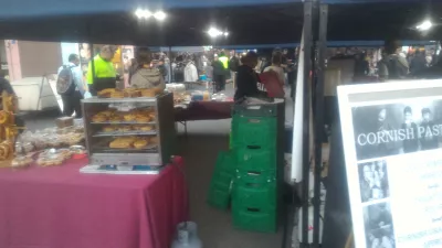 ¿Cuáles son los mejores lugares para comer en Rotorua? : Puestos de comida barata en el mercado nocturno.