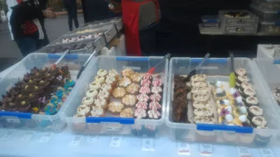 ¿Cuáles son los mejores lugares para comer en Rotorua? : Postres puestos en el mercado nocturno.