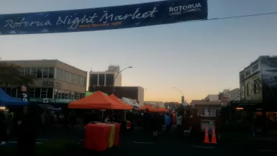 Quels sont les meilleurs endroits pour manger à Rotorua? : Rue du marché nocturne à Rotorua le jeudi