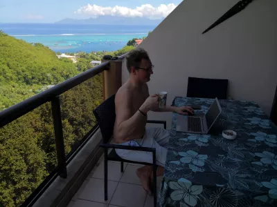 Koja su najbolja mjesta za boravak na Tahitiju? : Rad s AirBNB Tahiti s pogledom na otok Moorea i lagunu Tahiti