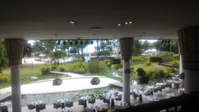 Cilat janë vendet më të mira për të qëndruar në Tahiti? : Restorant dhe laguna private e pishinës me qasje të drejtpërdrejtë në plazhin në Tahiti Ia Ora plazhi turistik i menaxhuar nga Sofitel