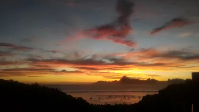 Quels sont les meilleurs endroits pour rester à Tahiti? : Le plus beau coucher de soleil au monde sur le lagon de Tahiti et l'île de Moorea depuis le balcon d'un appartement AirBNB de l'île de Tahiti en Polynésie française