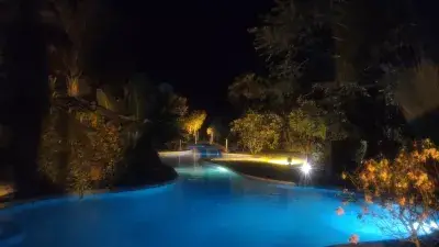 Care sunt cele mai bune locuri pentru a rămâne în Tahiti? : Cea mai lungă piscină din Polinezia cu lumini de noapte