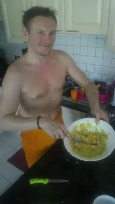 What are the best places to stay in Tahiti? : Benefit of staying at a private flat: the possibility to cook, for example here preparing guacamole with fresh local avocado