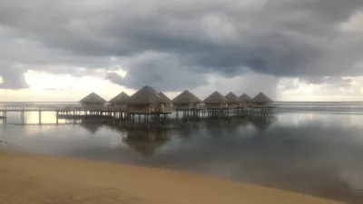 Quels sont les meilleurs endroits pour rester à Tahiti? : Bungalow sur pilotis Tahiti de la station balnéaire de Ia Ora, géré par Sofitel
