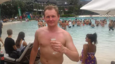 Comment était la meilleure soirée au bord de la piscine en Polynésie, Bob Sinclar Tahiti? : Boire du champagne à la piscine pendant le spectacle