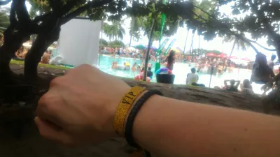 Paano ang pinakamahusay na partido ng pool sa Polynesia, si Bob Sinclar Tahiti? : Binili ng pulseras ng VIP na may mahusay na bargain