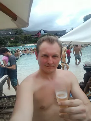 Comment était la meilleure soirée au bord de la piscine en Polynésie, Bob Sinclar Tahiti? : Selfie pendant la fête