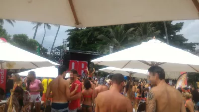 Paano ang pinakamahusay na partido ng pool sa Polynesia, si Bob Sinclar Tahiti? : Partido sa paroxysm nito sa harap ng DJ