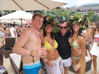 Hoe was het beste zwembadfeest in Polynesië, Bob Sinclar Tahiti? : Met vrienden op het feest