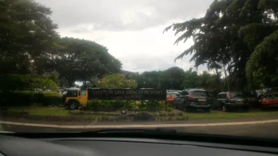 Comment était la meilleure soirée au bord de la piscine en Polynésie, Bob Sinclar Tahiti? : Entrée dans la station balnéaire Tahiti Ia Ora gérée par le parking du Sofitel