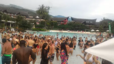 How was the best pool party in Polynesia, Bob Sinclar Tahiti? : Full swimming pool during the show