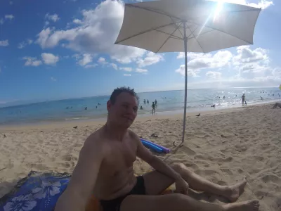 A melhor praia de mergulho no paraíso da lagoa Tahiti : Pronto para nadar com macarrão de piscina na praia de Vaiava