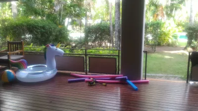 La mejor playa para bucear en el paraíso de la laguna de Tahití. : Equipo de playa en la terraza.