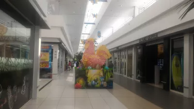 La mejor playa para bucear en el paraíso de la laguna de Tahití. : Centro comercial Moana Nui