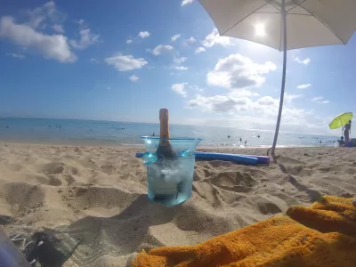 Pantai snorkeling terbaik di surga laguna Tahiti : Payung pantai, handuk, bihun, peralatan snorkeling, dan sampanye di pantai