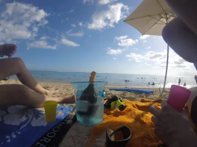 La mejor playa para bucear en el paraíso de la laguna de Tahití. : Equipo en la playa listo para un día de snorkel.