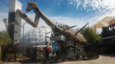 Brunch at container park Las Vegas and its praying mantis : Picture in front of the praying mantis