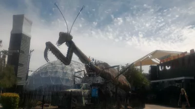 Brunch at container park Las Vegas and its praying mantis : Praying mantis in front of the park